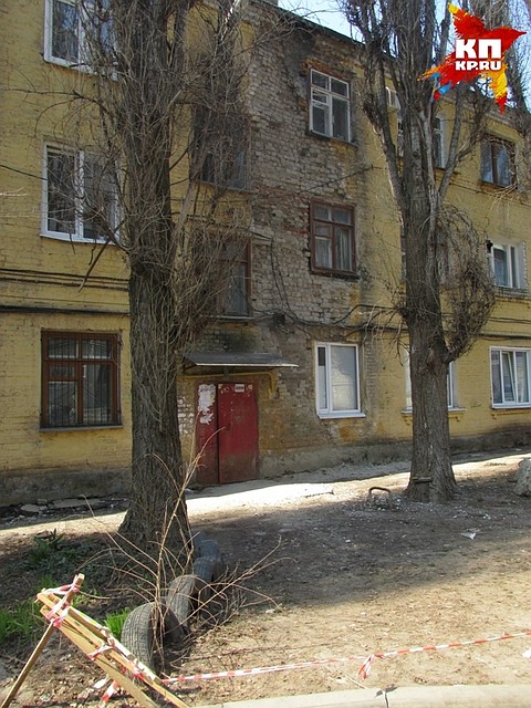 Весь дом выглядит ветхим.