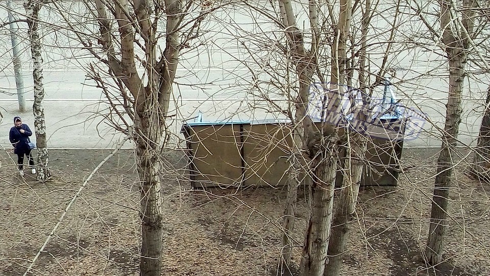 На улице Белинского в Тюмени упал остановочный павильон. Фото "Типичная Тюмень" vk.com