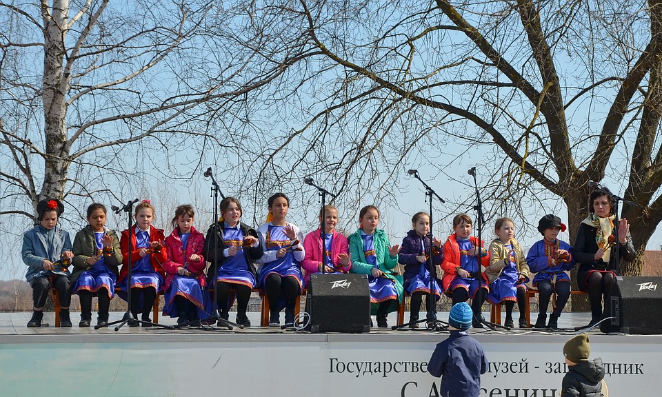 На сцену один за другим выходили участники фестиваля. Фото: Анастасия Архипова