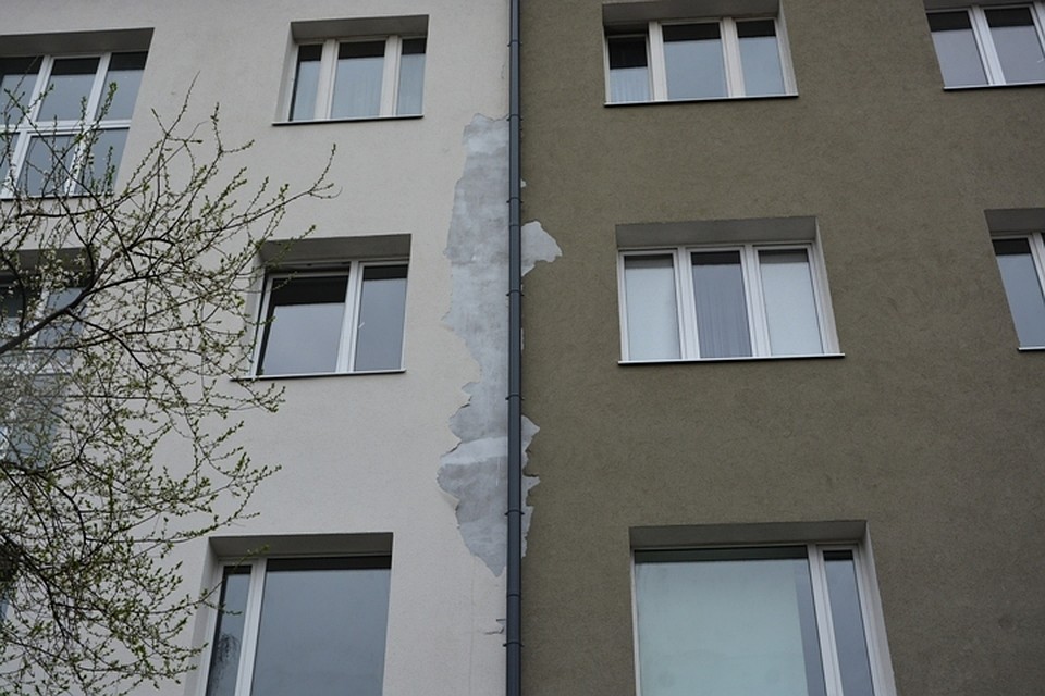 На некоторых фасадах штукатурка уже отваливается.