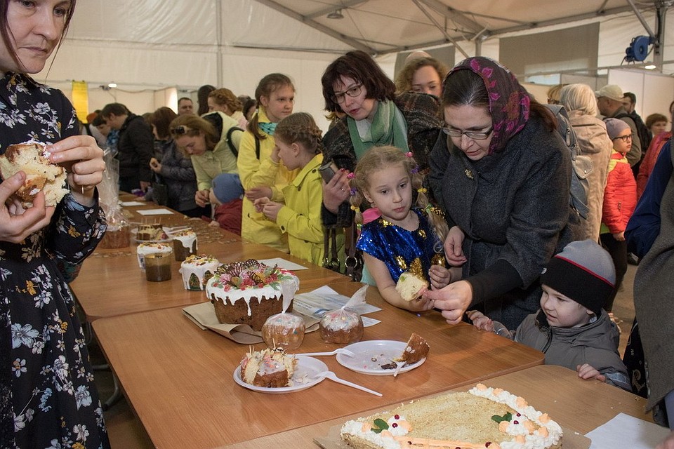 Все собранные от покупки куличей деньги направили на лечение девочки. Фото: Псковский городской молодёжный центр.