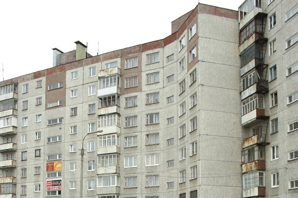 В Мурманской области глубокий сугроб спас жизнь малыша. Мальчик из Североморска выпал из окна 9-го этажа.