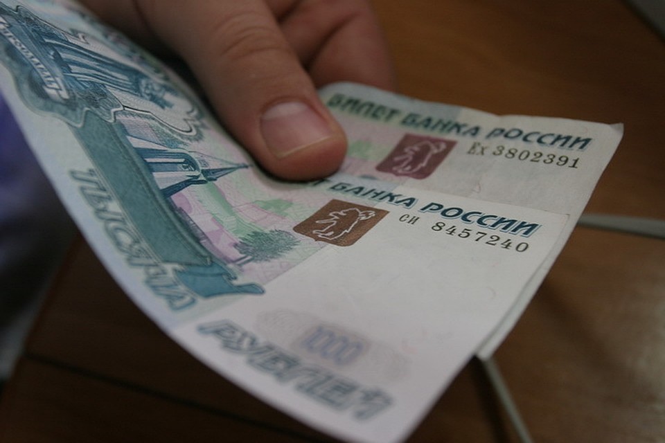 В ведомстве объяснили, что женщину обвиняют в том, что она оплатила штраф из казны организации, тогда как штраф наложили на женщину лично, а не на учреждение.