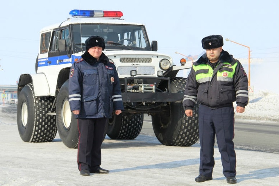 Житель северного города отправил благодарность дорожным полицейским на имя их руководителей. Скорее всего инспекторов наградят за спасение человека.
