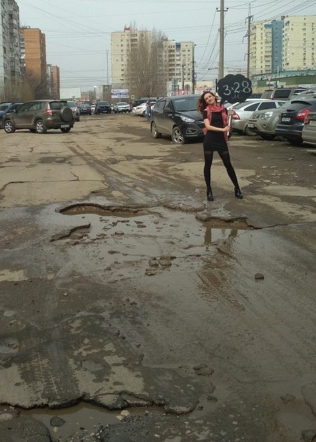 Девушки с линейками измеряли ямы на самарских дорогах