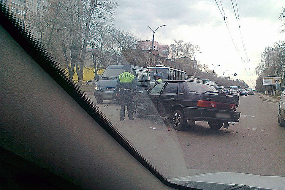 В Твери два человека пострадали в столкновении 5-ти авто В Твери два человека пострадали в столкновении 5-ти авто