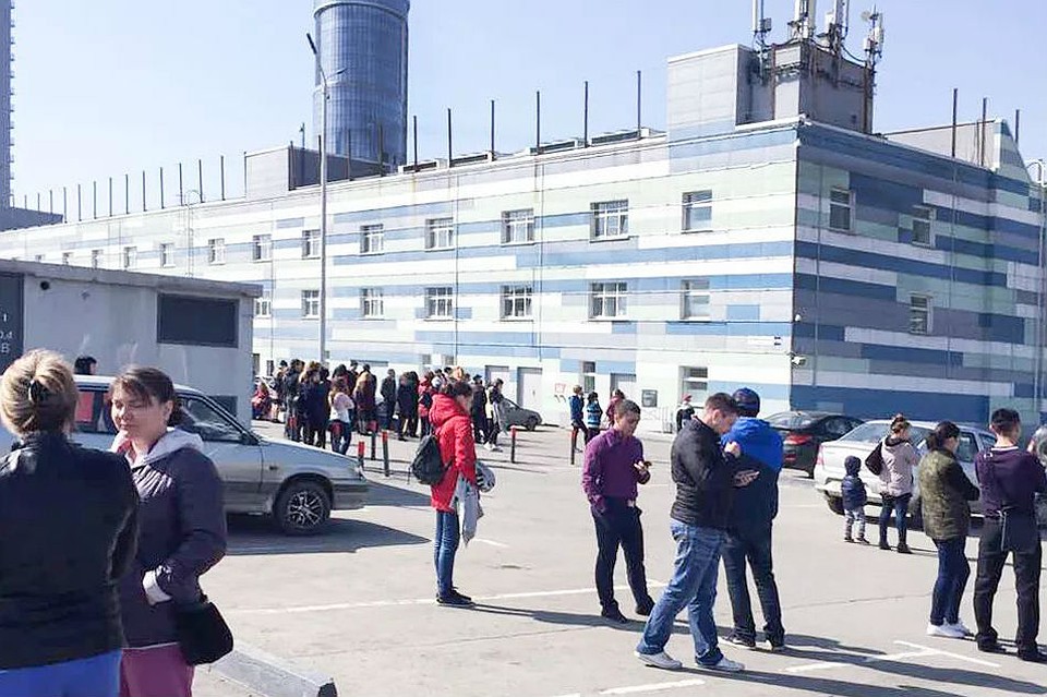 Эвакуация ТРК Горки в Челябинске 23 апреля.