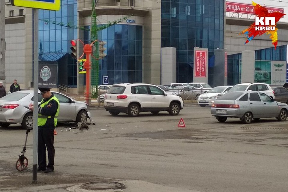 В Кемерове столкнулись две машины на проспекте Октябрьский