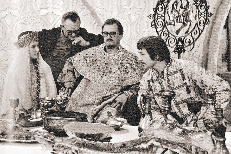 На съемках фильма «Иван Васильевич меняет профессию». Слева направо: актриса Нина Маслова, Леонид Гайдай, Юрий Яковлев, Леонид Куравлев. Фото из книги Юрия Яковлева «Фотолетопись»