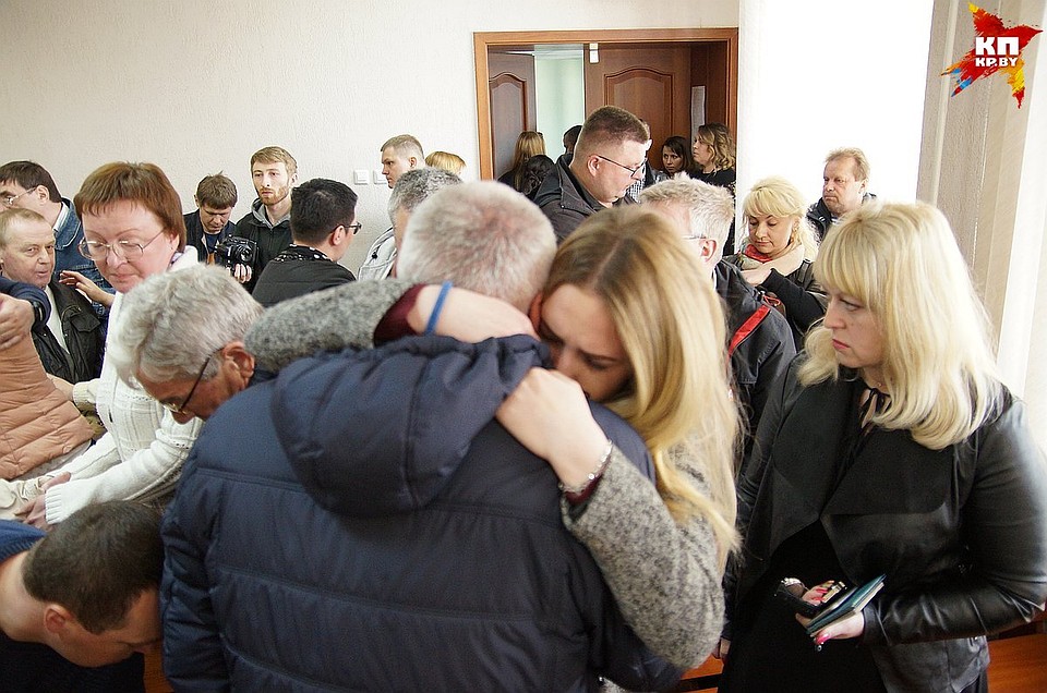 После приговора многие плакали, обнимаясь, надолго прощаясь с друзьями и близкими