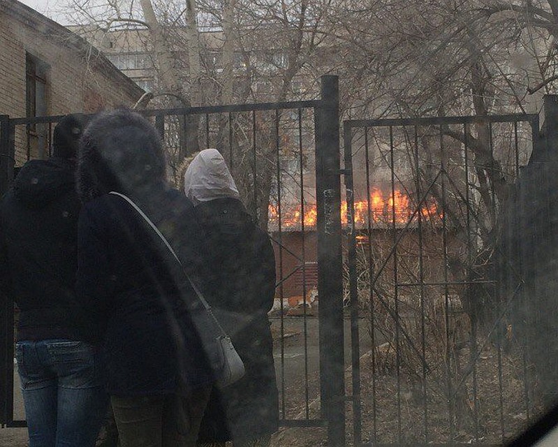 Пожар вспыхнул на территории детского сада на Уралмаше Пожар вспыхнул на территории детского сада на Уралмаше