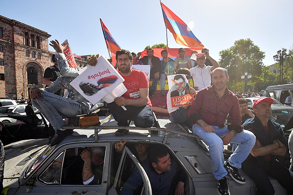 Протестующие перекрыли дороги Еревана