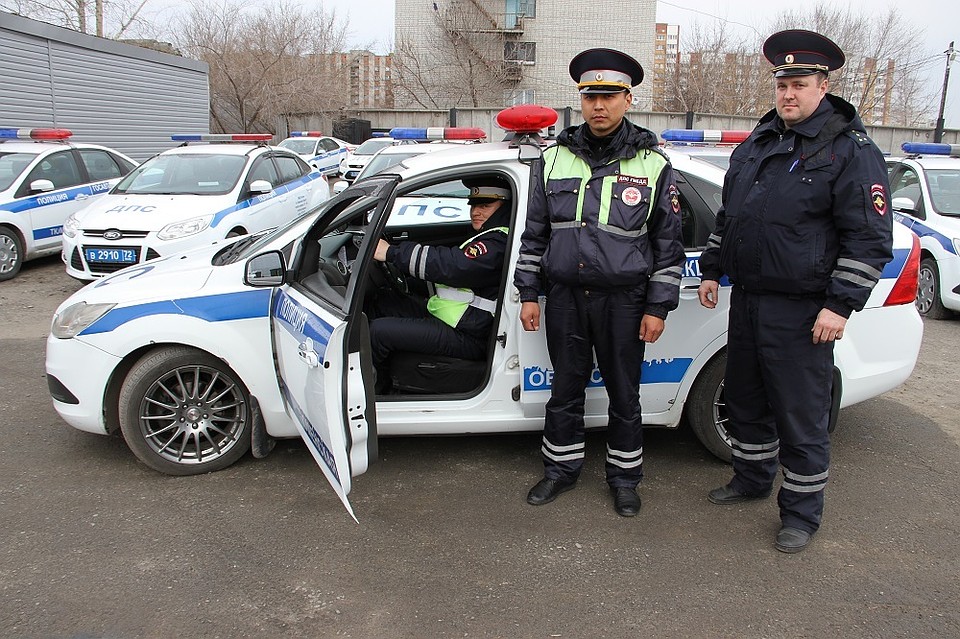 Тюменские автоинспекторы помогли спасти людей на пожаре.
