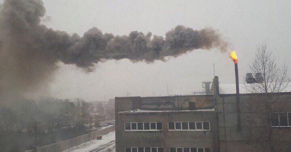 Завод коптит небо больше месяца. Фото: Виталий Безруков
