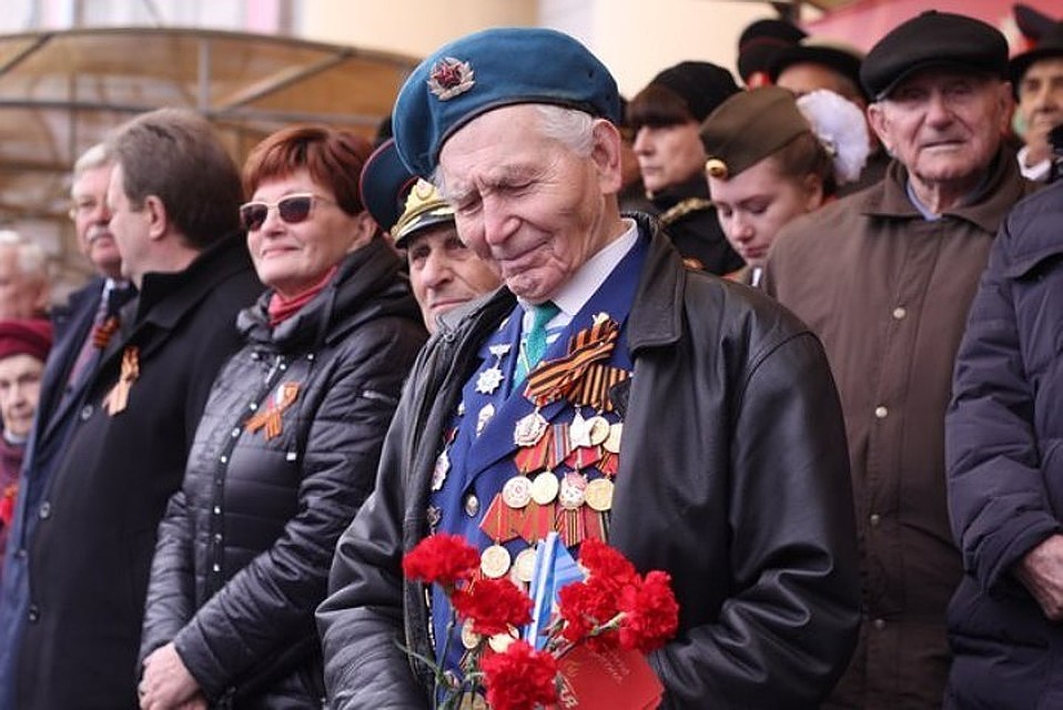 Маленький подарок ветеранам от властей Петербурга - бесплатный проезд.