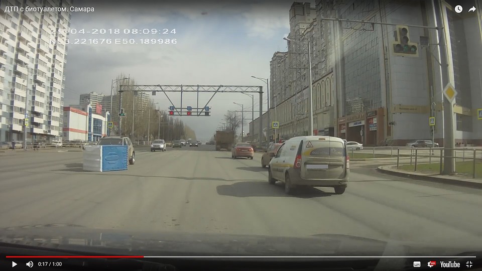 Из-за аварии около перекрестка пересечения Московского шоссе и улицы Потапова образовался небольшой затор