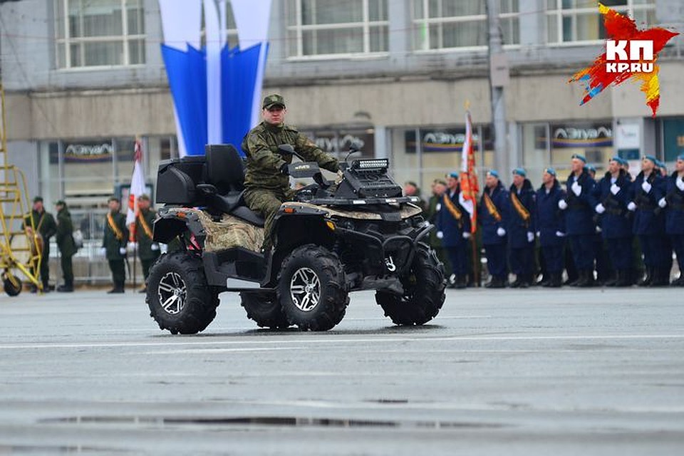 В единой механизированной колонне прошли мотовездеходы АМ-1, которые применяются в соединениях войск специального назначения.