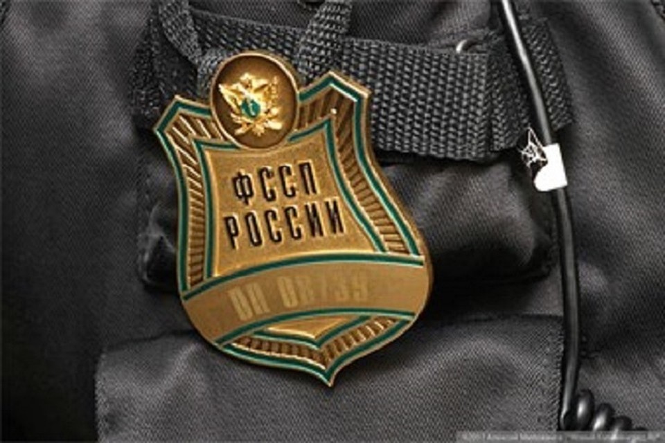 Приставы нашли должницу у нее дома