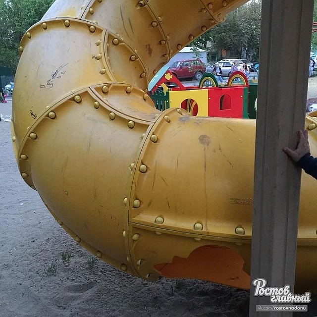 В социальных сетях Ростова-на-Дону обсуждают состояние детской площадке, которая находится в микрорайоне Темерник. Фото: группа Вконтакте "Ростов-Главный".