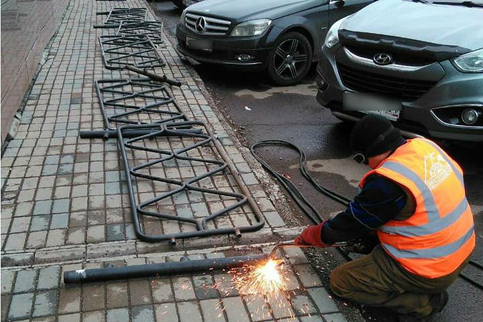 Снос ограждений на Взлетке вызвал бурю споров в соцсетях. Фото: Ольга РУДКОВСКАЯ.