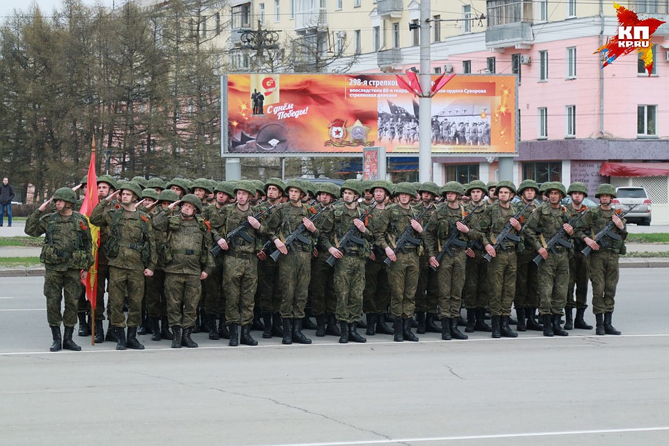 Репетиция Парада Победы прошла в Барнауле. Фото: Олег УКЛАДОВ