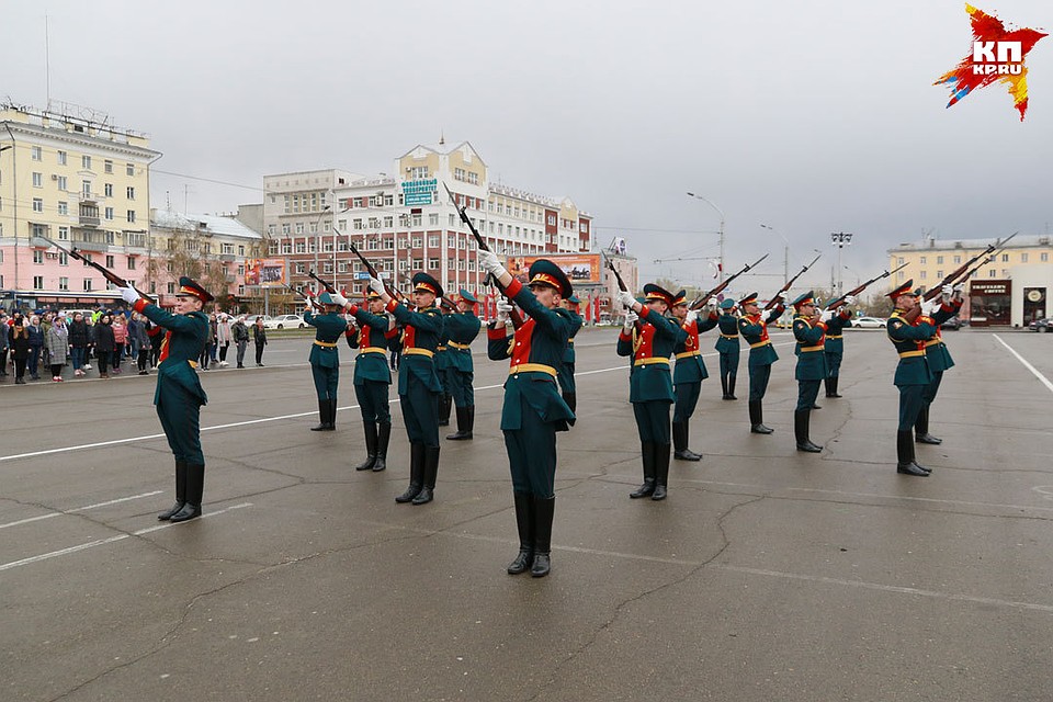Репетиция Парада Победы прошла в Барнауле. Фото: Олег УКЛАДОВ