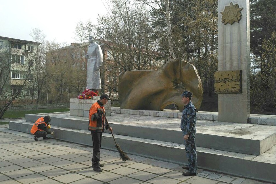 Алтайские осужденные вышли на уборку мемориалов