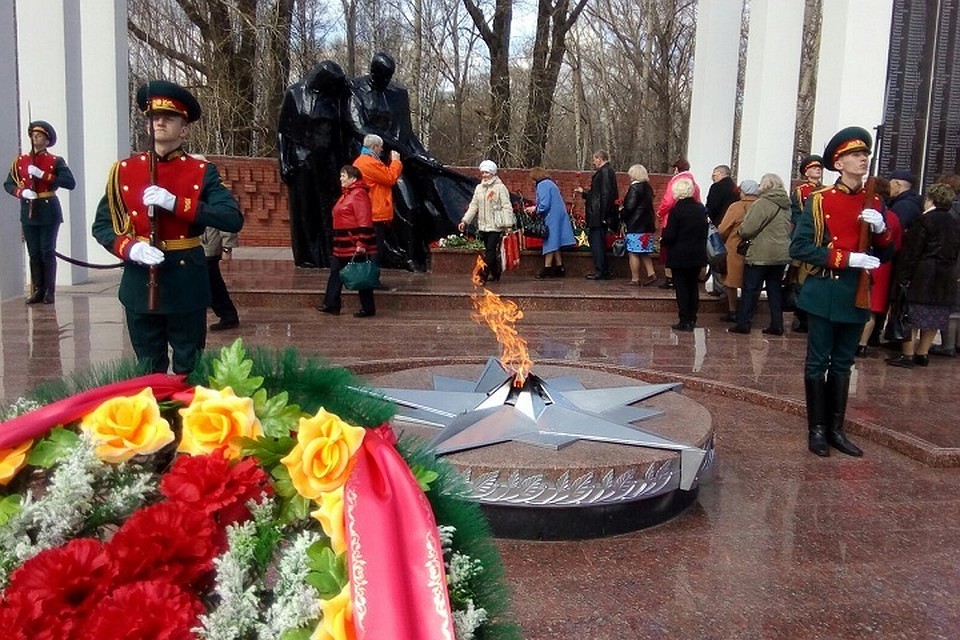 Никто не забыт: тюменцы почтили память погибших за Победу, возложив цветы к Вечному огню