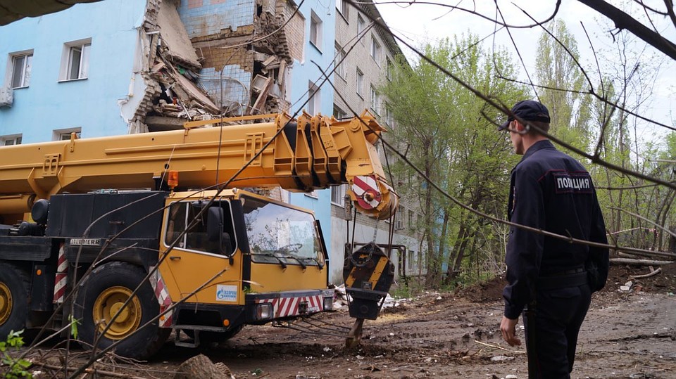 Обрушение жилого дома на проспекте Строителей в Саратове