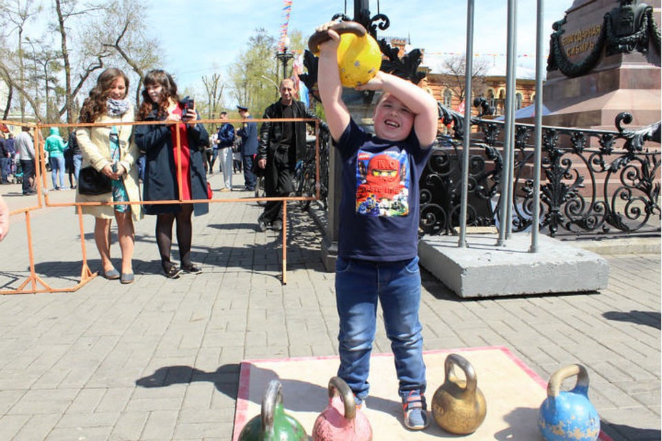 9 мая 2018 года. Иркутск. Акция "Рекорд Победы" 5-летний Женя Кузьменков поднял гирю 200 раз.