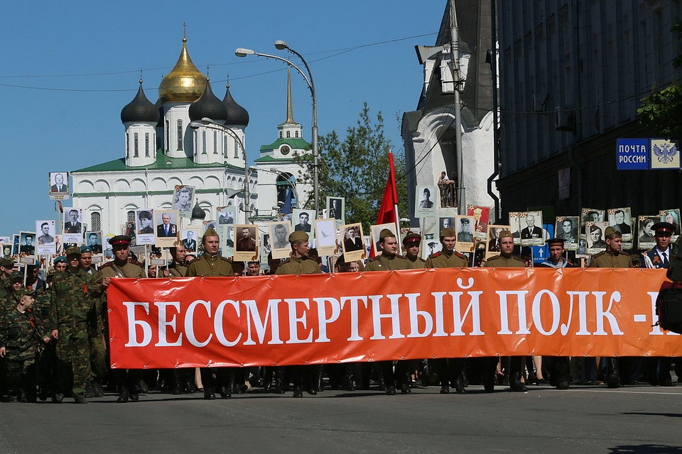 Тысячи псковичей стали участниками акции Бессмертный полк в Пскове.