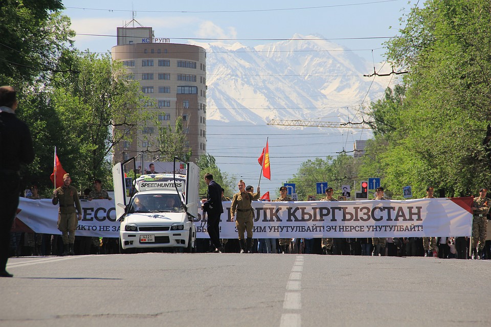 По улицам Бишкека в пятый раз прошел бессмертный полк.
