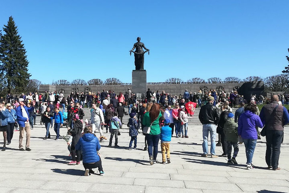 На Пискаревское кладбище в день Победы приходят все: и те, у кого там лежат родные, и те, у кого в блокаду никто не погиб.
