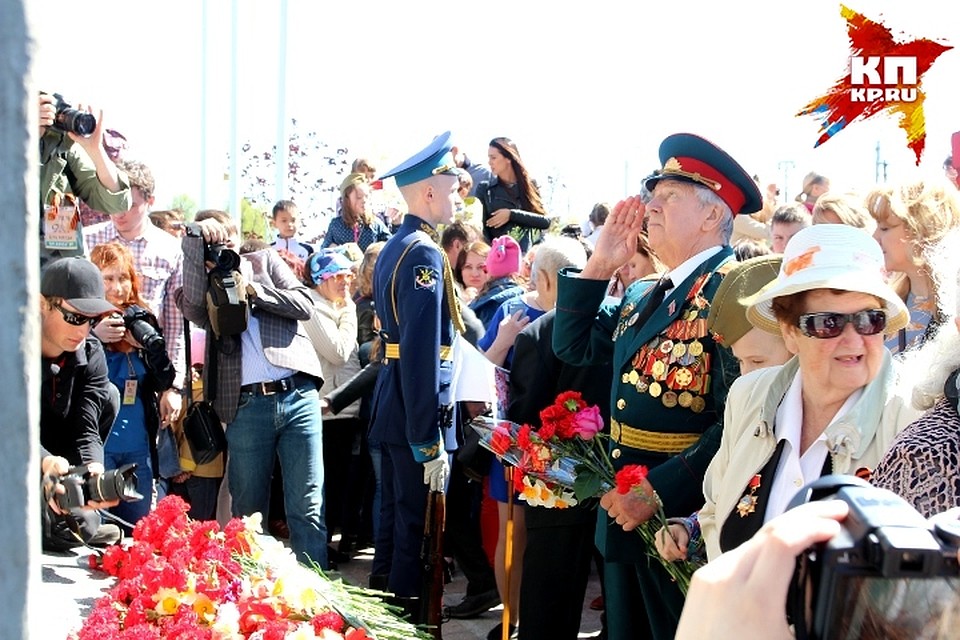 Возложение цветов к Обелиску Победы