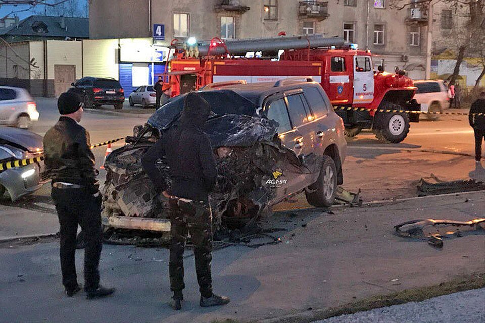 Предполагаемый виновник аварии - водитель черного внедорожника Toyota Land Cruiser 200