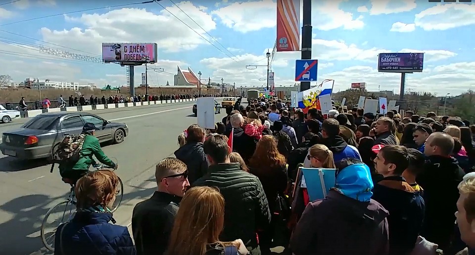 На кадрах, выложенных в социальные сети, видно, что плотная толпа растянулась на протяжении всего моста, и горожане подолгу стояли в образовавшейся пробке