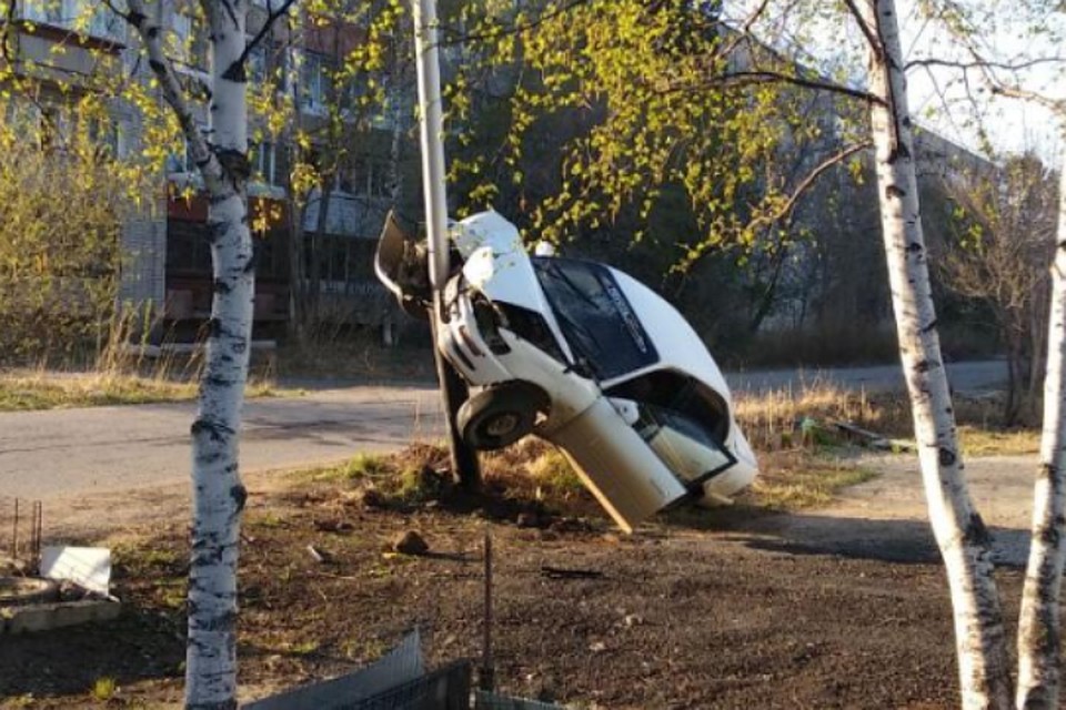 Подростки на угнанном автомобиле угодили в ДТП в Хабаровске. ФОТО: пресс-службе ГИБДД по Хабаровску.