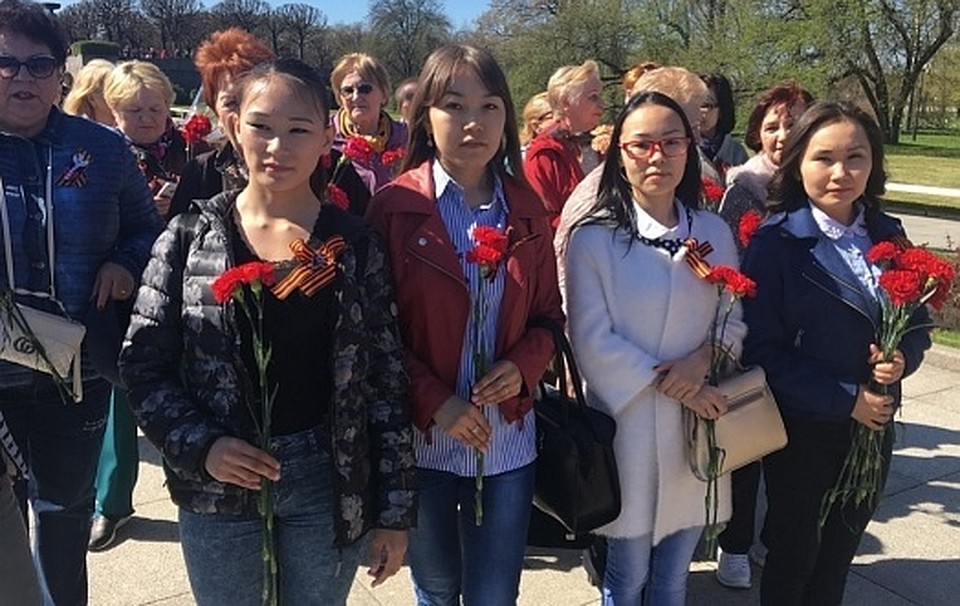Ямальцы возложили цветы воинам-защитникам Ленинграда правительство.янао.рф