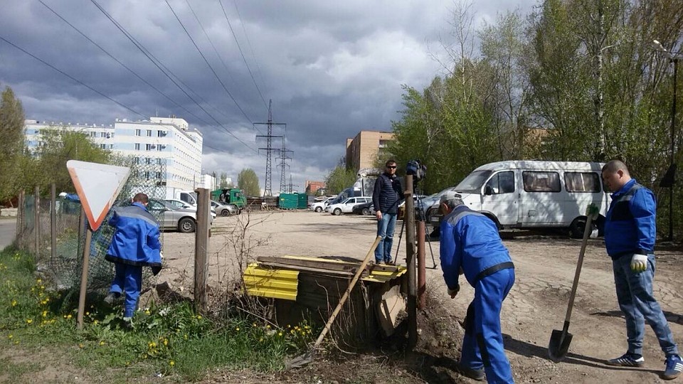 Рядом офисные здания и жилые дома, стоянка приносила приличный доход организаторам