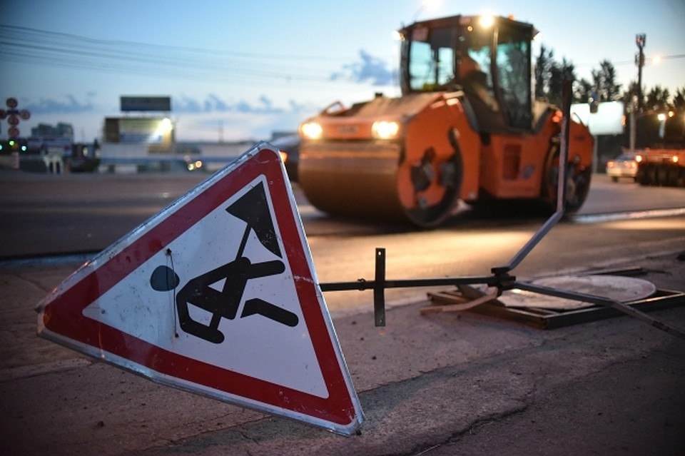 Работы по строительству дороги приостановлены.