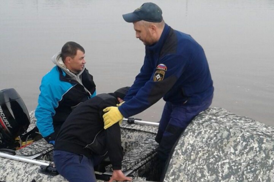 В Хабаровском крае больного рыбака спасатели вывезли с озера Мылки и передали врачам