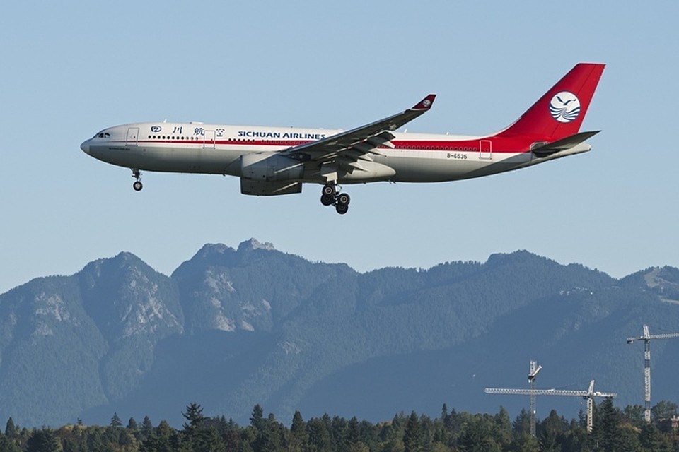 Самолет авиакомпании Sichuan Airlines совершил экстренную посадку