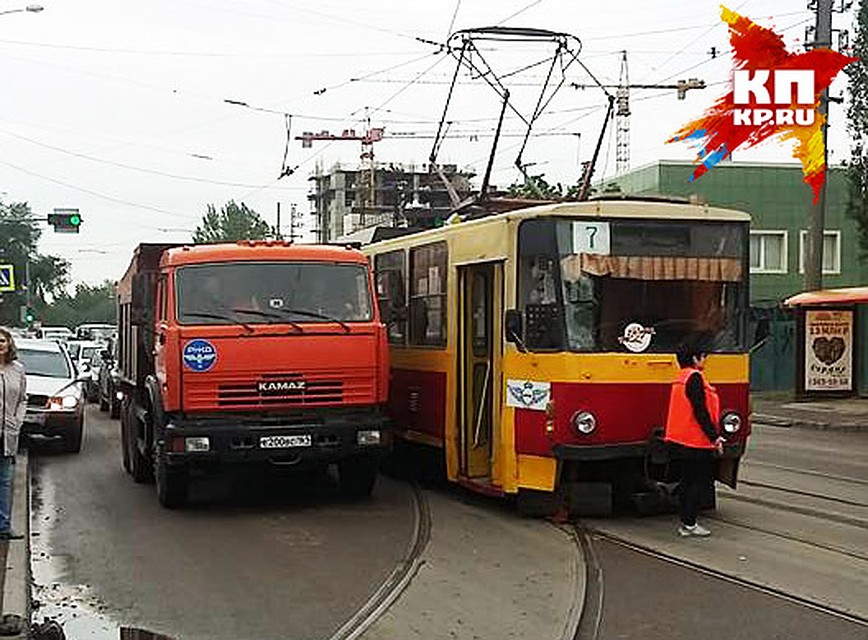 Трамвай остался на месте, на Сиверса начала скапливаться пробка