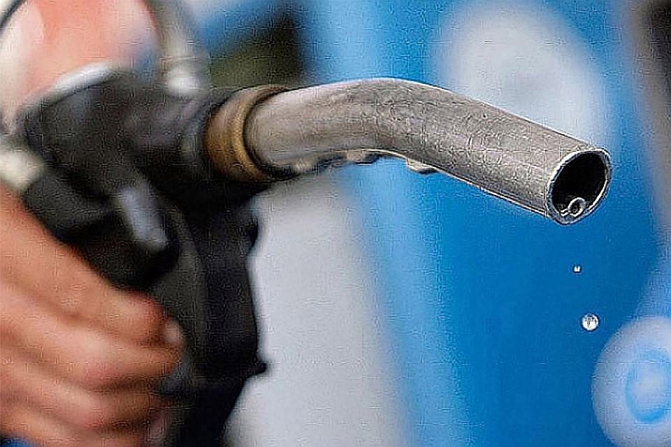 Шведка приняла «бензиновый душ» во время заправки ее автомобиля.
