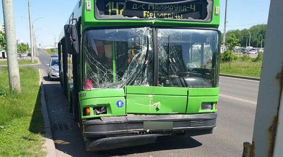 В Минске водителю автобуса стало плохо, и он врезался в грузовик. Фото: ГУВД Мингорисполкома.