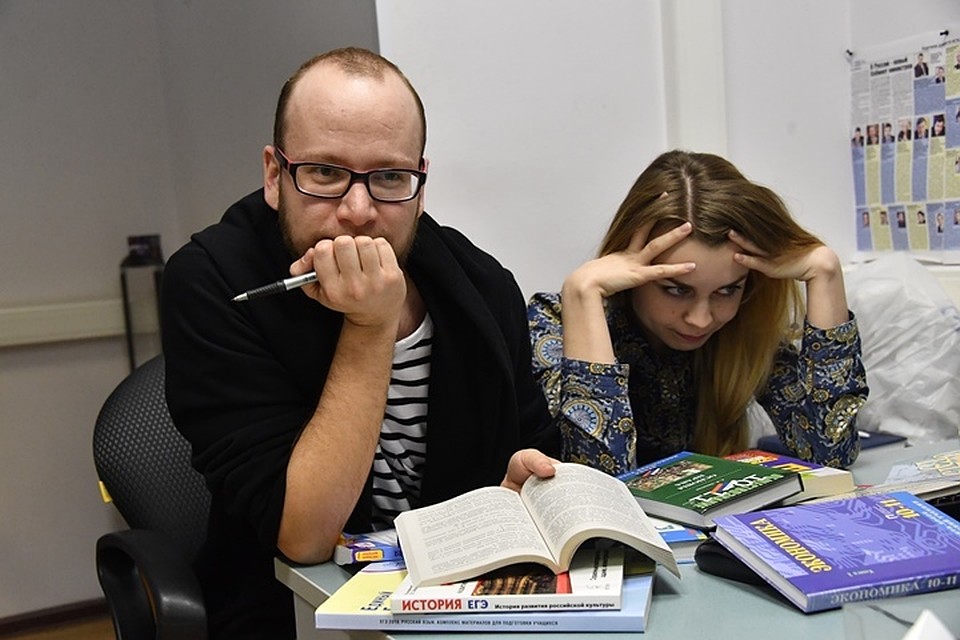 Спрос на репетиторов есть и сейчас, несмотря на то, что до экзаменов осталось две недели