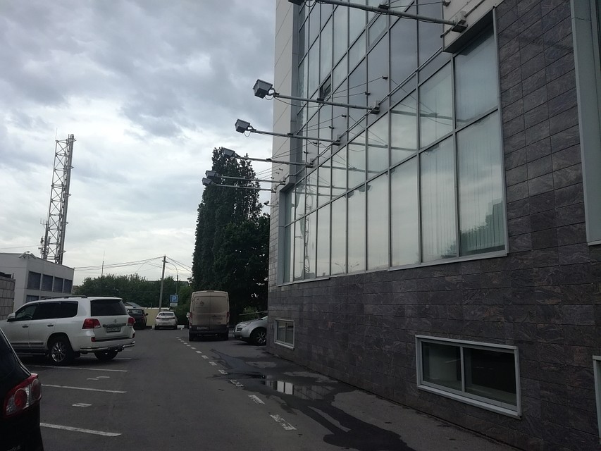 "Инфинити" эвакуировали с этого места.