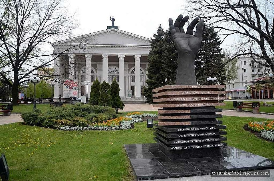 Скульптуры Лоренцо Квина установлены по всему миру. Одна из них в Донецке. Фото: facebook.com
