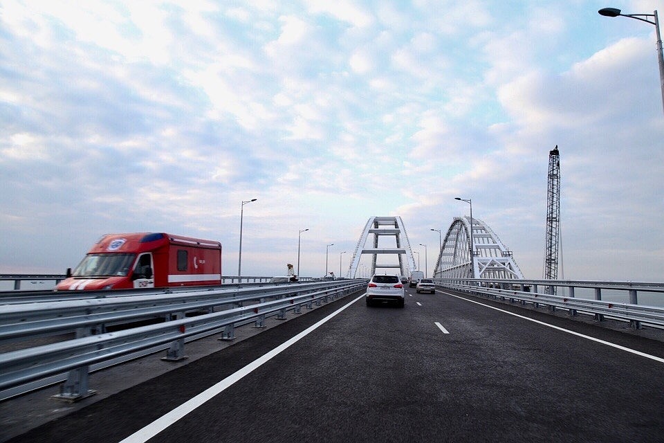 Автомобильное движение по Крымскому мосту открыли 16 мая