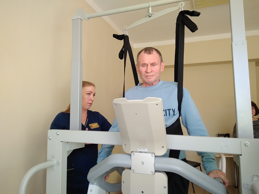 Многие пациенты боятся тренироваться. Новые аппараты дают им уверенность в своих силах. ФОТО: пресс--служба областного минздрава.
